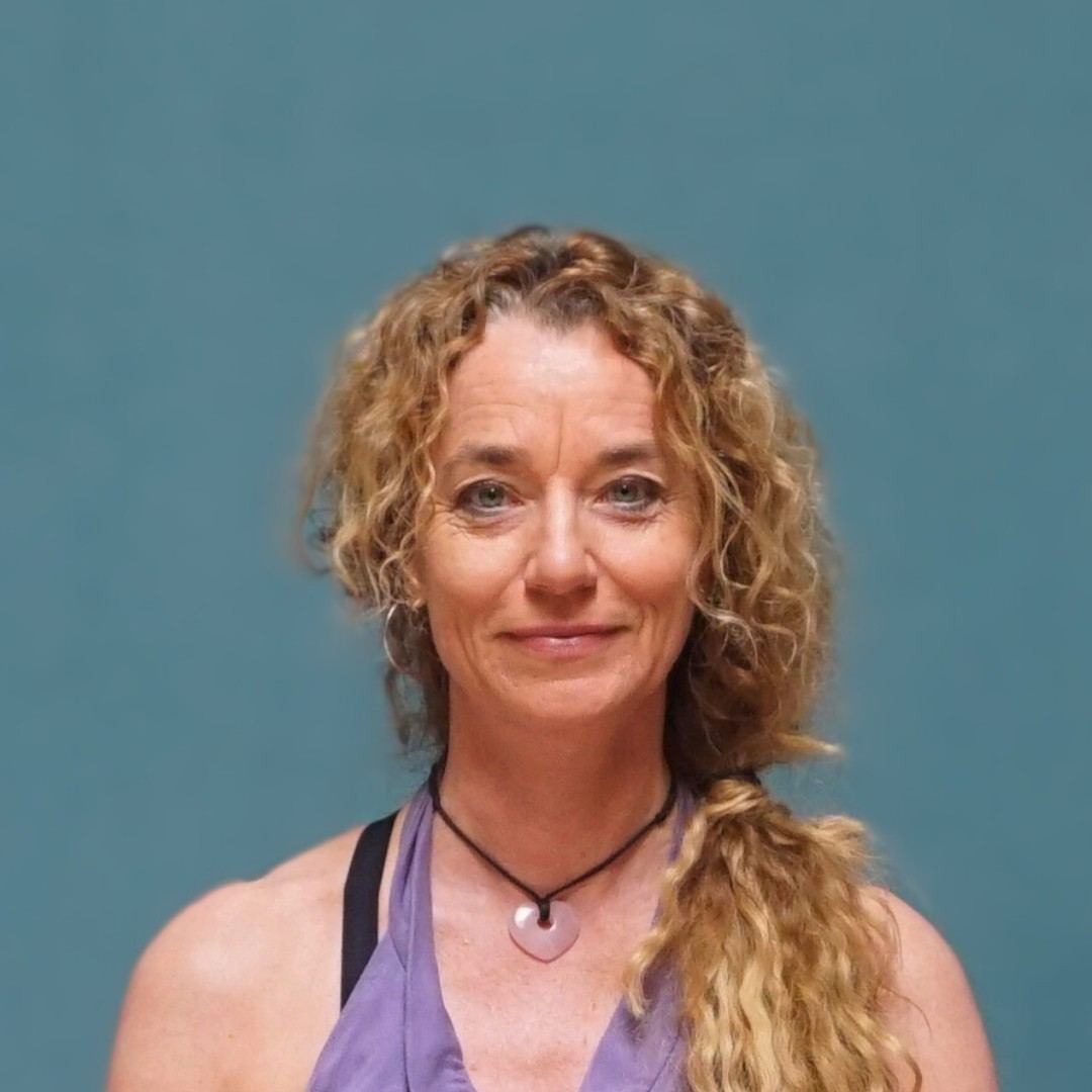 Portret van yogadocent Helga Verheugd