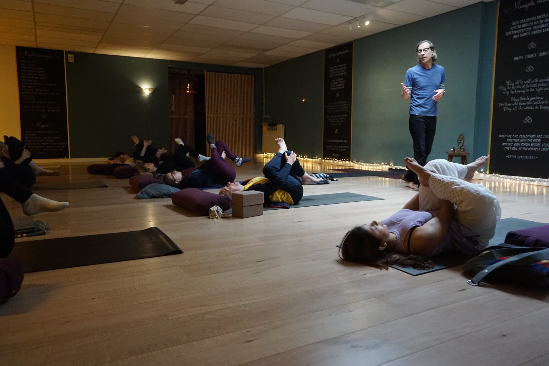 Yogales met docent en deelnemers in de studio van Yogapoint Nijmegen