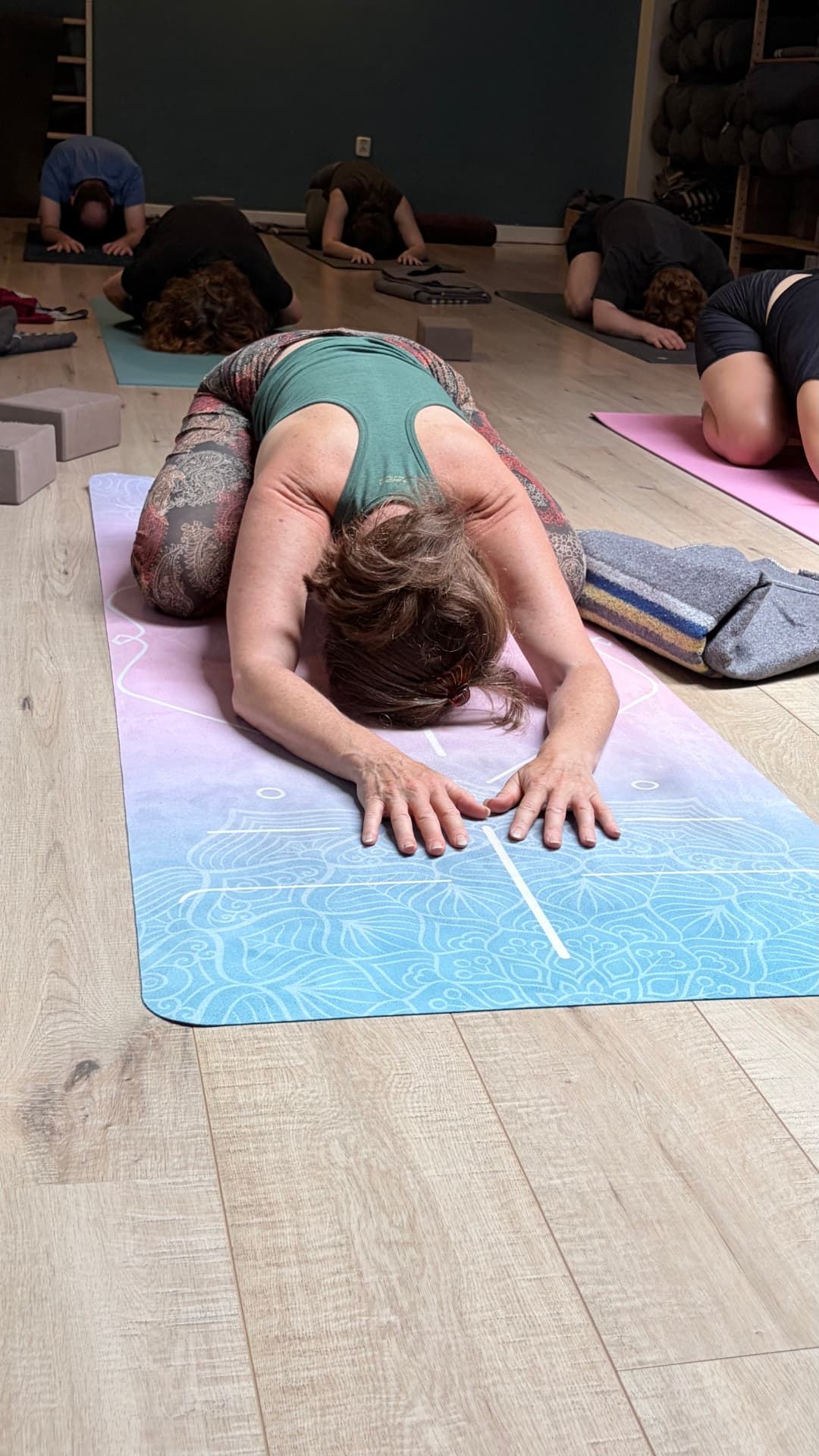 Deelnemer in kindhouding tijdens een yogales bij Yogapoint Nijmegen