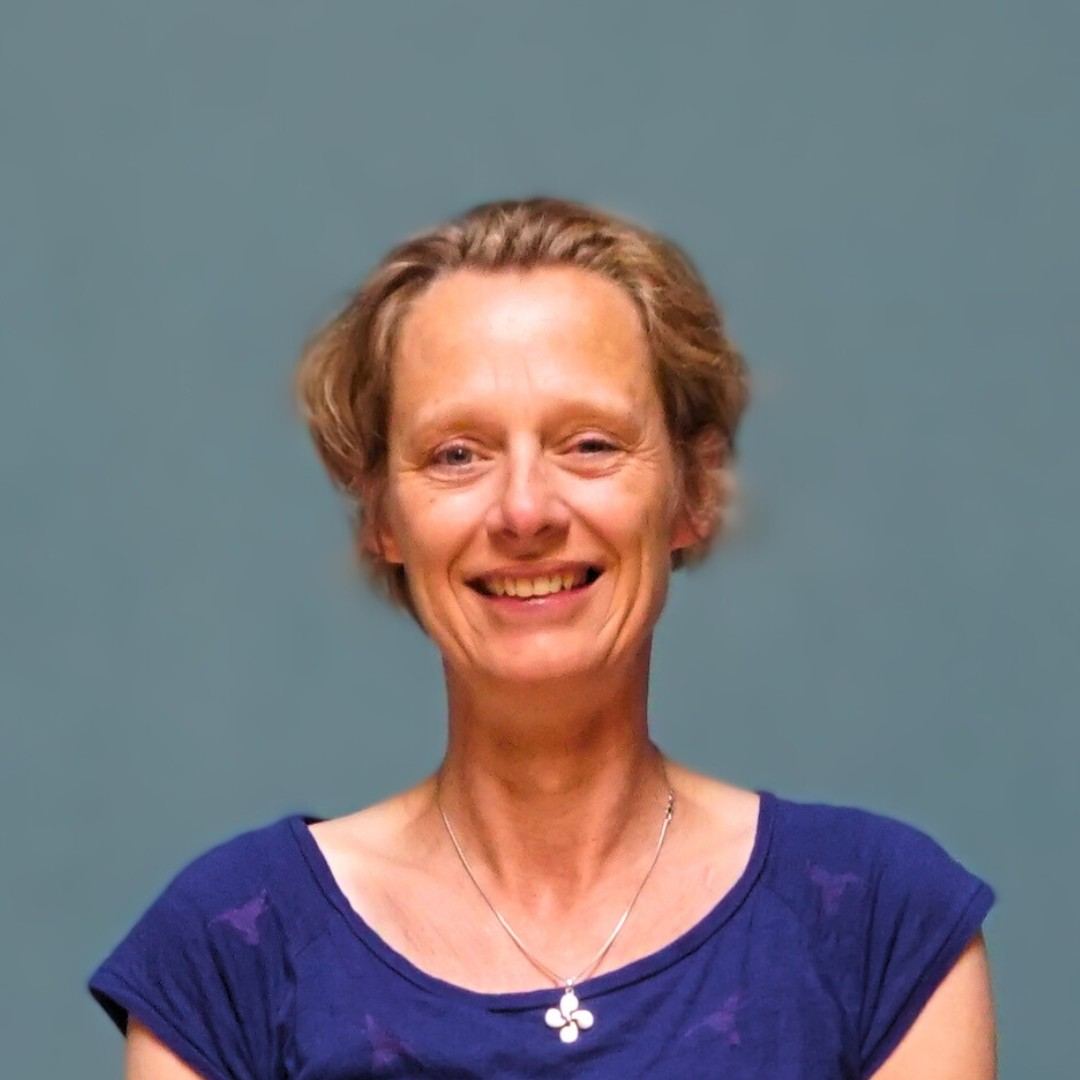 Portret van yogadocent Suzanne