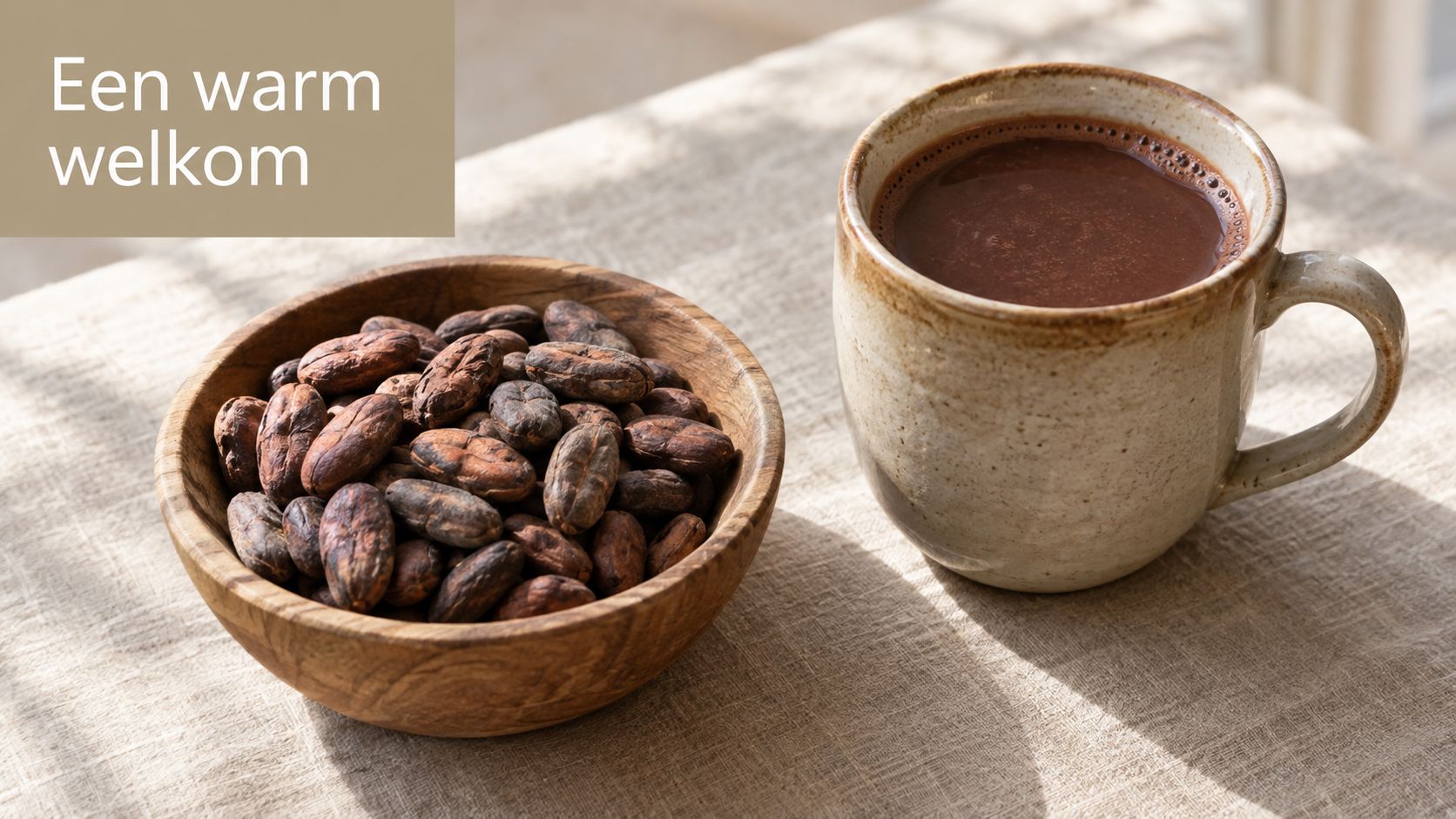 Een houten kom met cacaobonen naast een mok met warme chocolademelk op een lichte linnen ondergrond.