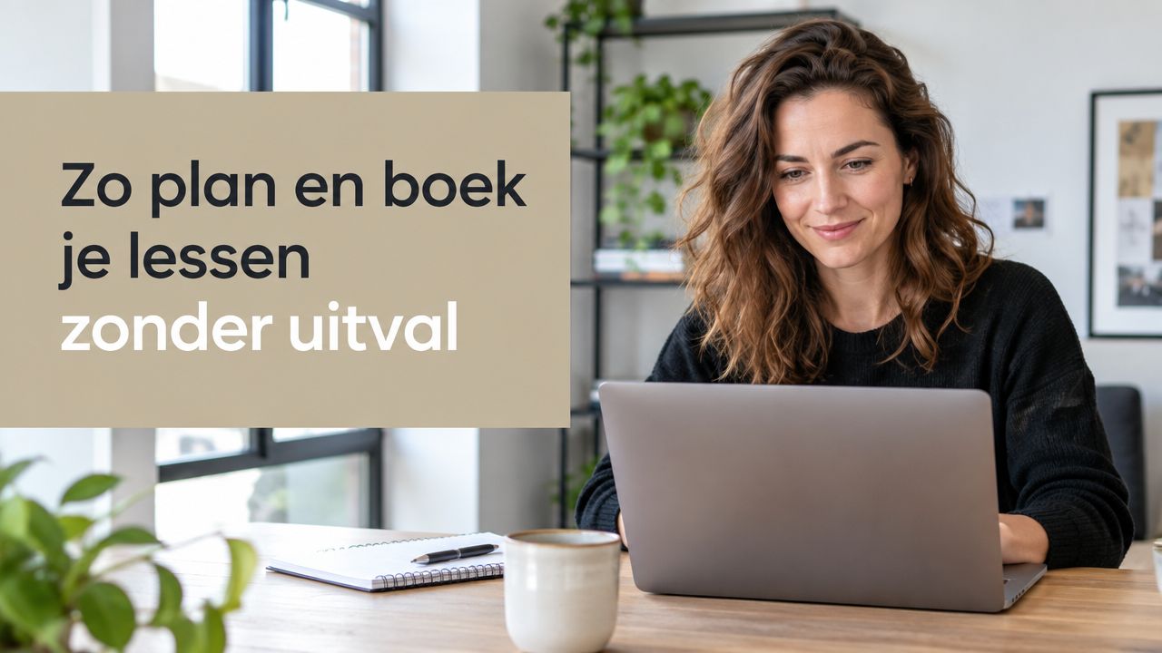 Een vrouw met golvend bruin haar zit achter een laptop aan een tafel en boekt yogalessen.