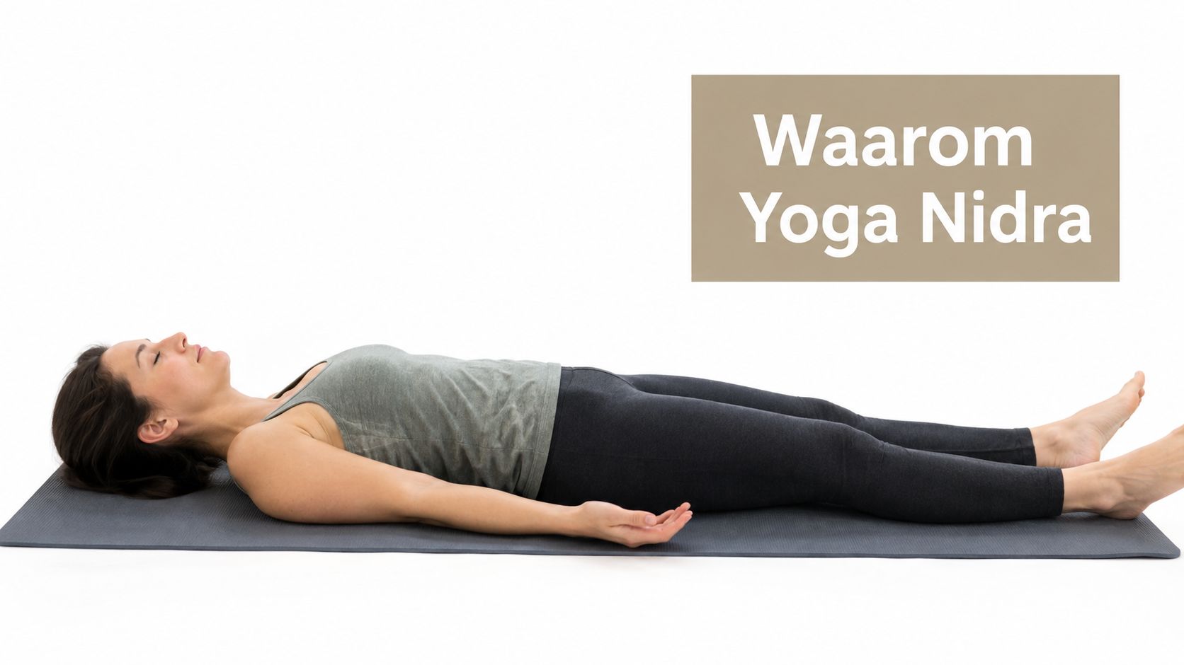Een vrouw ligt in de Savasana houding op een yogamat voor een Yoga Nidra ontspanningsoefening.
